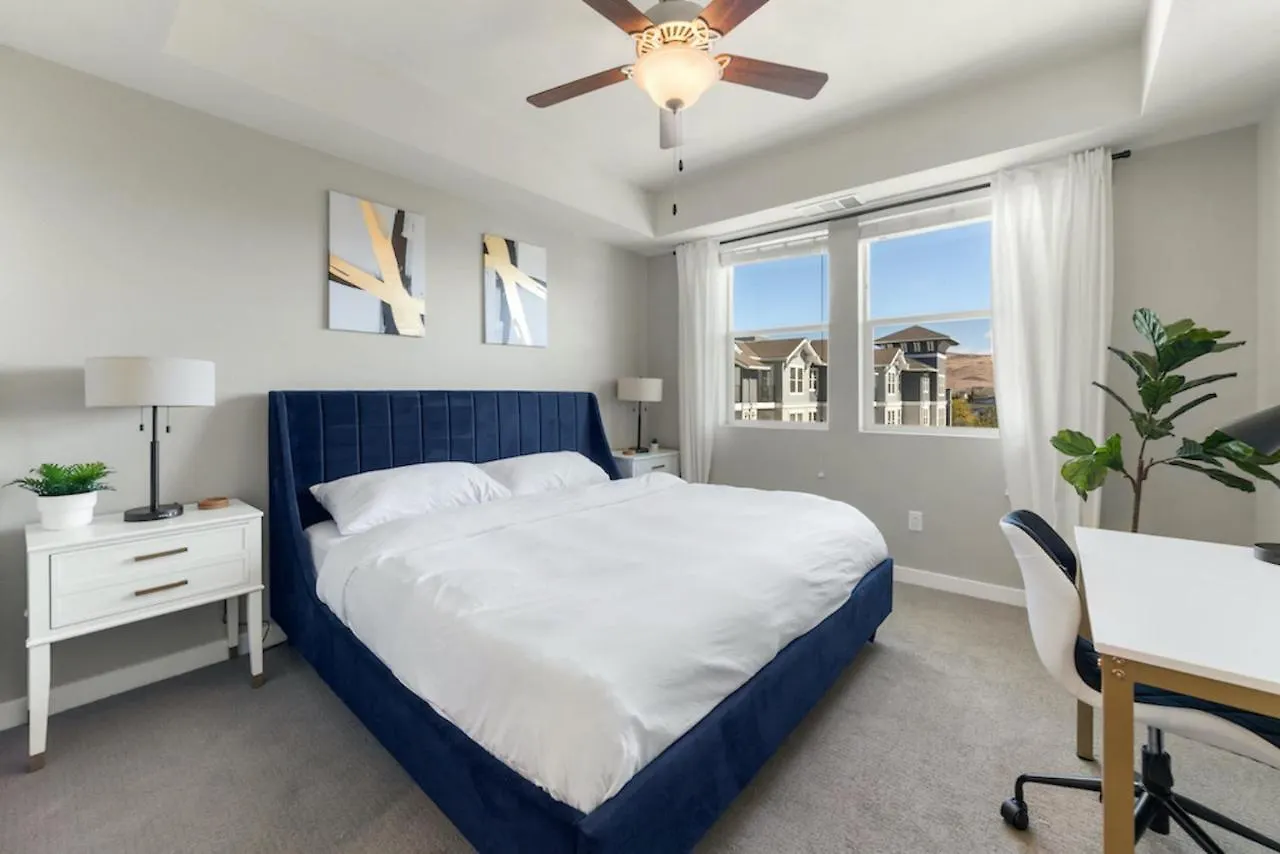 Designer Apt With Jacuzzi, Pool & Mountain Views Sparks