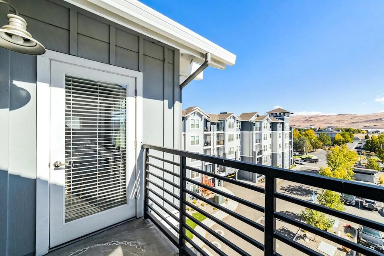 Designer Apt With Jacuzzi, Pool & Mountain Views Sparks Apartment