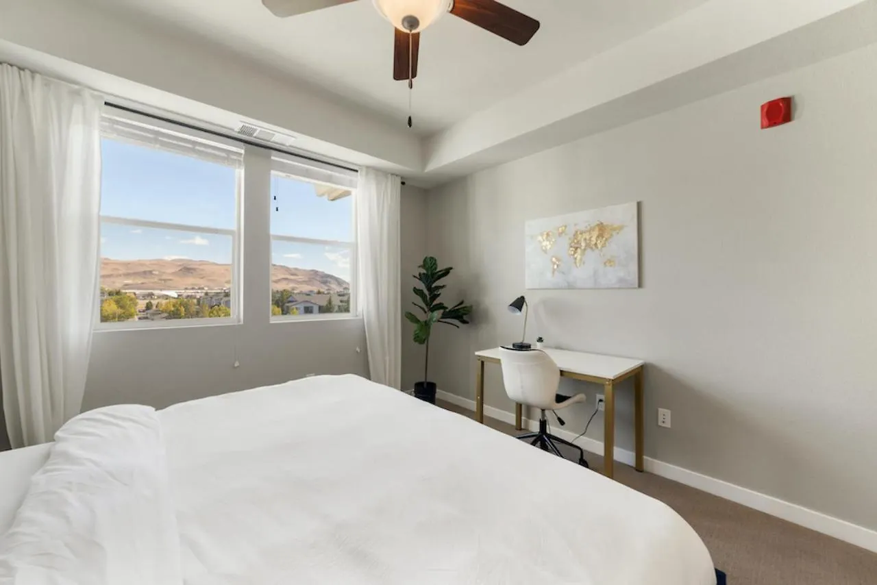 Designer Apt With Jacuzzi, Pool & Mountain Views Sparks Apartment