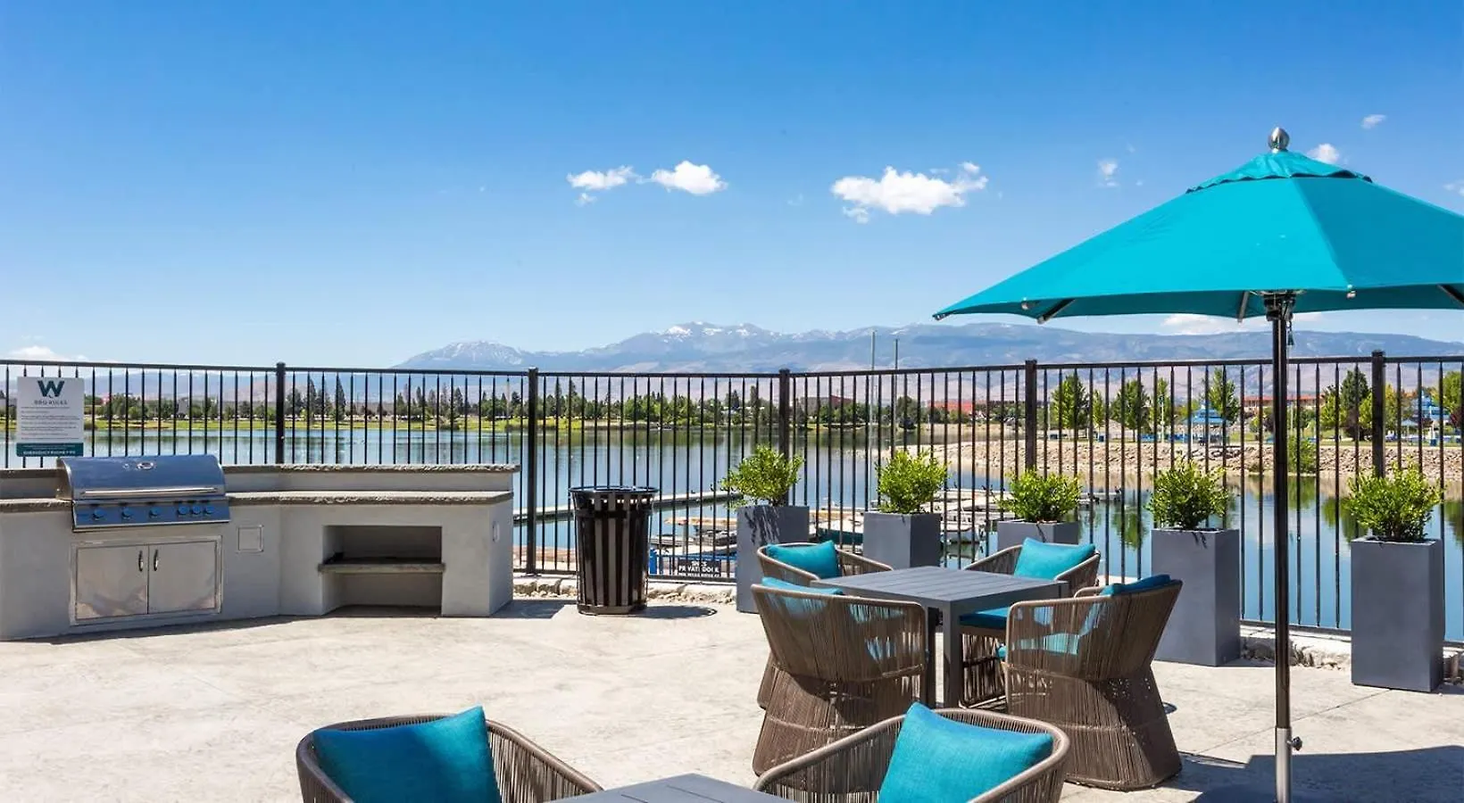 Designer Apt With Jacuzzi, Pool & Mountain Views Sparks Apartment