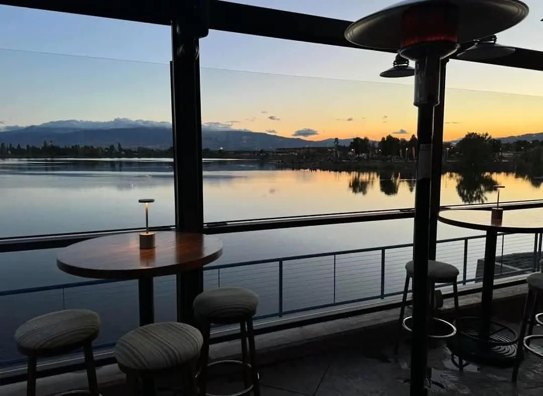 Designer Apt With Jacuzzi, Pool & Mountain Views Sparks