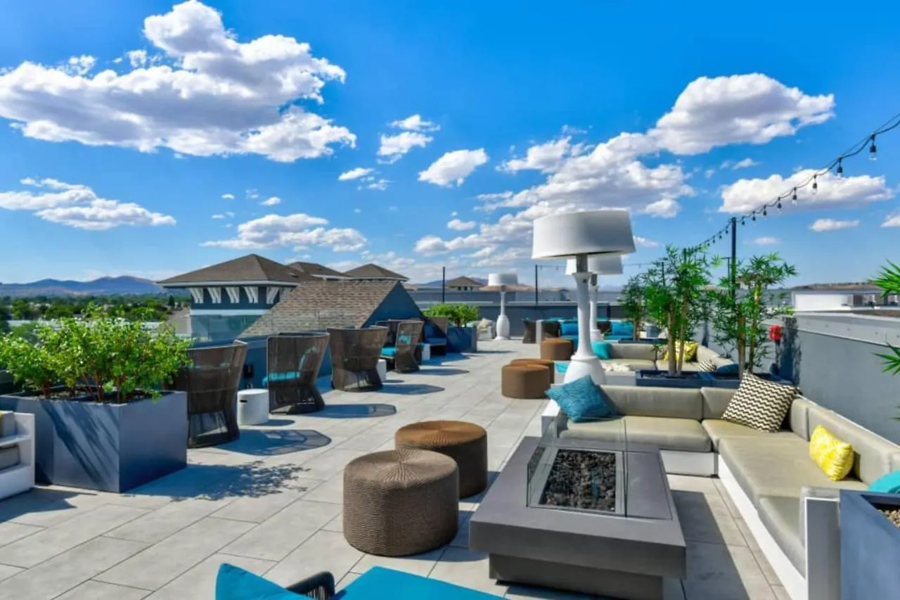 Designer Apt With Jacuzzi, Pool & Mountain Views Sparks Apartment