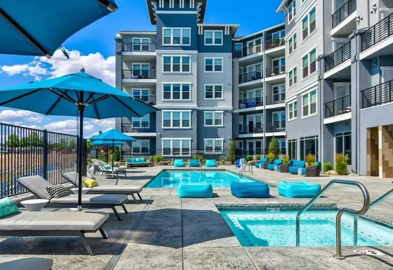 Designer Apt With Jacuzzi, Pool & Mountain Views location